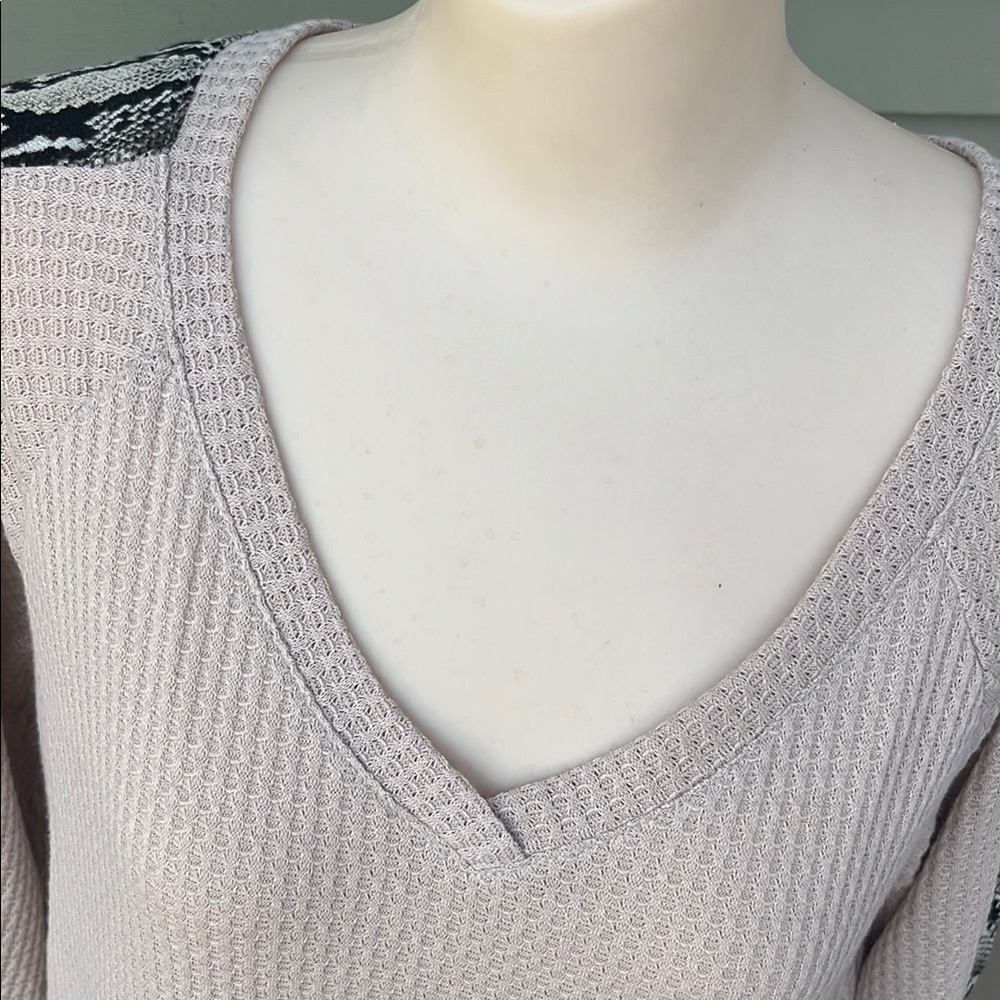 Extremely soft Hailey & Co python print blouse - Picture 4 of 13